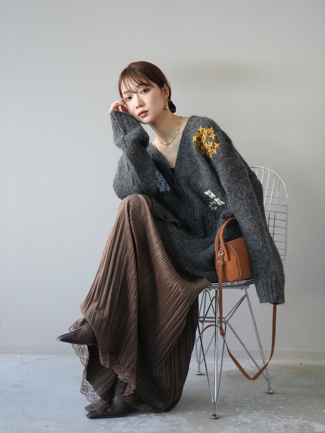 [予約]フラワー刺繍Vネックオーバーニットカーディガン/チャコール