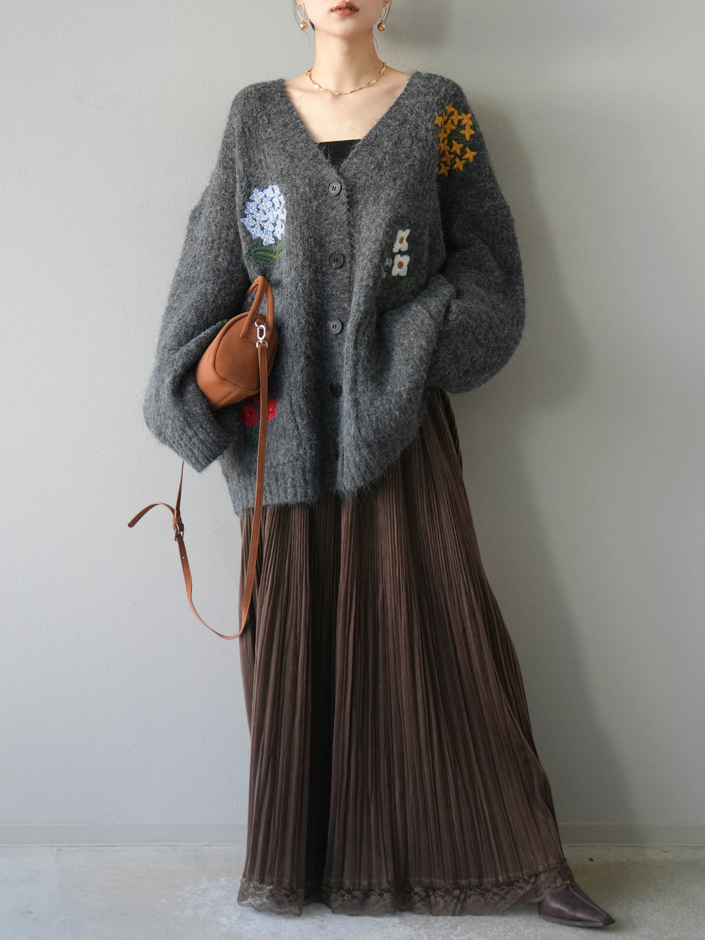 Rene フラワー刺繍カーディガン　パール　ブラック 36 予約]フラワー刺繍Vネックオーバーニットカーディガン