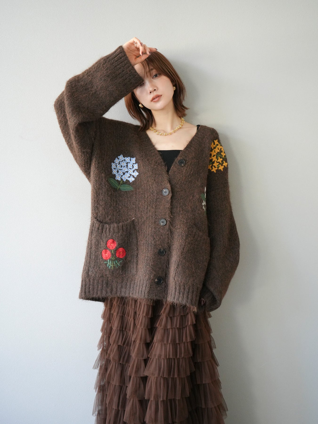 予約]フラワー刺繍Vネックオーバーニットカーディガン/ブラウン