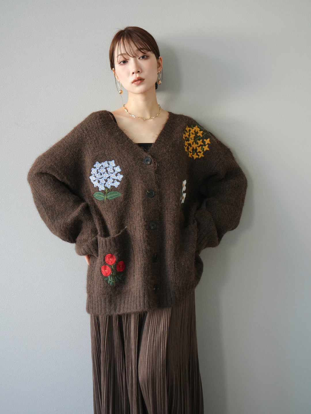 [予約]フラワー刺繍Vネックオーバーニットカーディガン/ブラウン