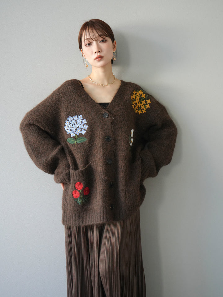 [予約]フラワー刺繍Vネックオーバーニットカーディガン/ブラウン