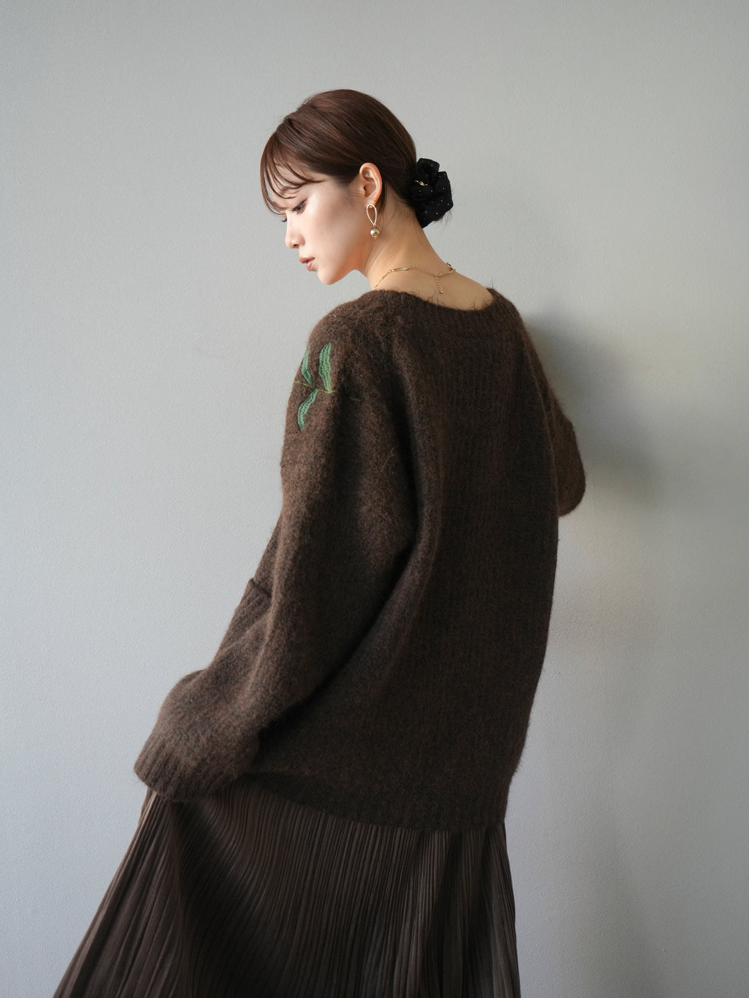 [予約]フラワー刺繍Vネックオーバーニットカーディガン/ブラウン