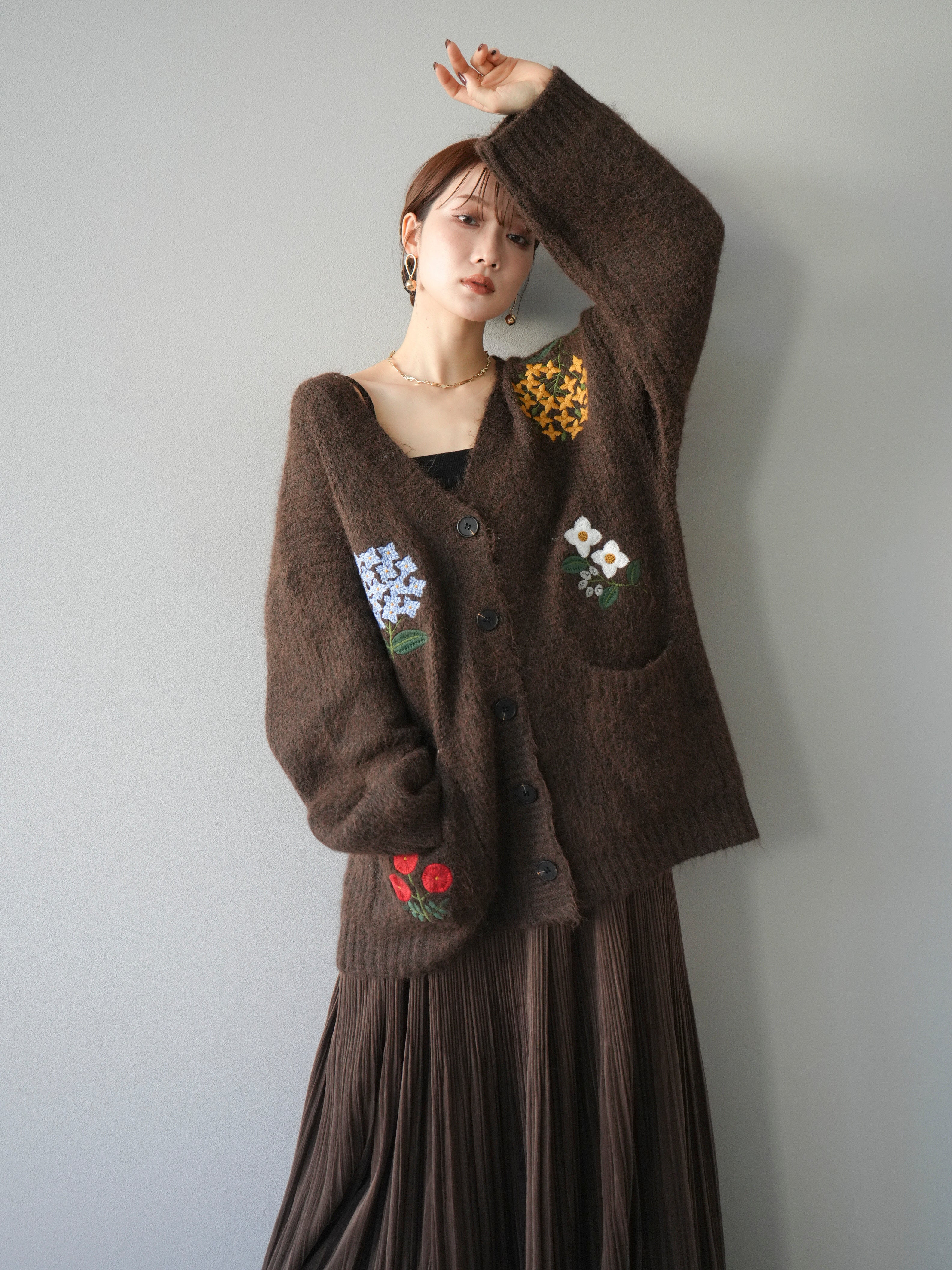 予約]フラワー刺繍Vネックオーバーニットカーディガン/ブラウン