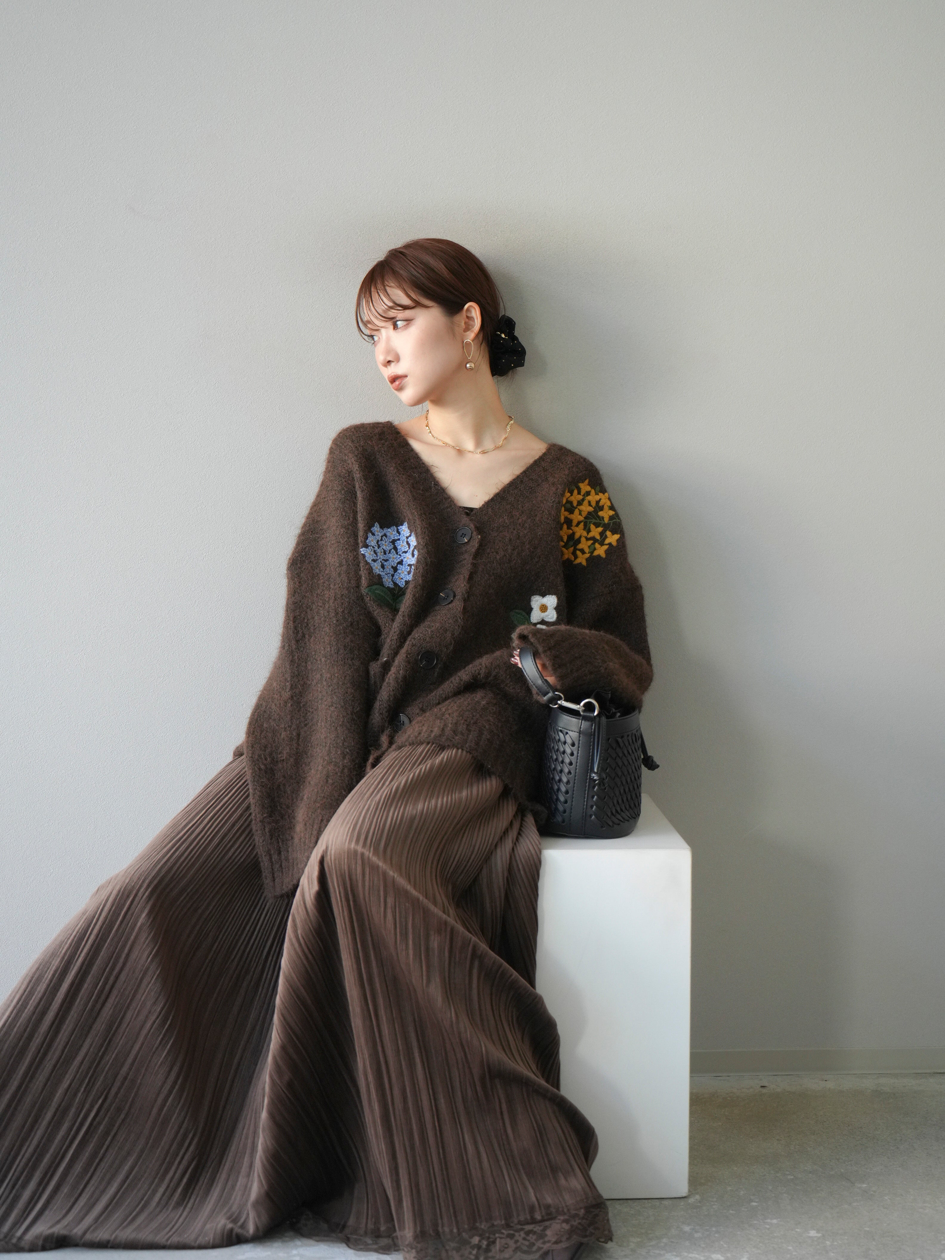 装飾的なパターンのブラウンカーディガン 大きいサイズ レディース ラウンドネックパネルボーダー