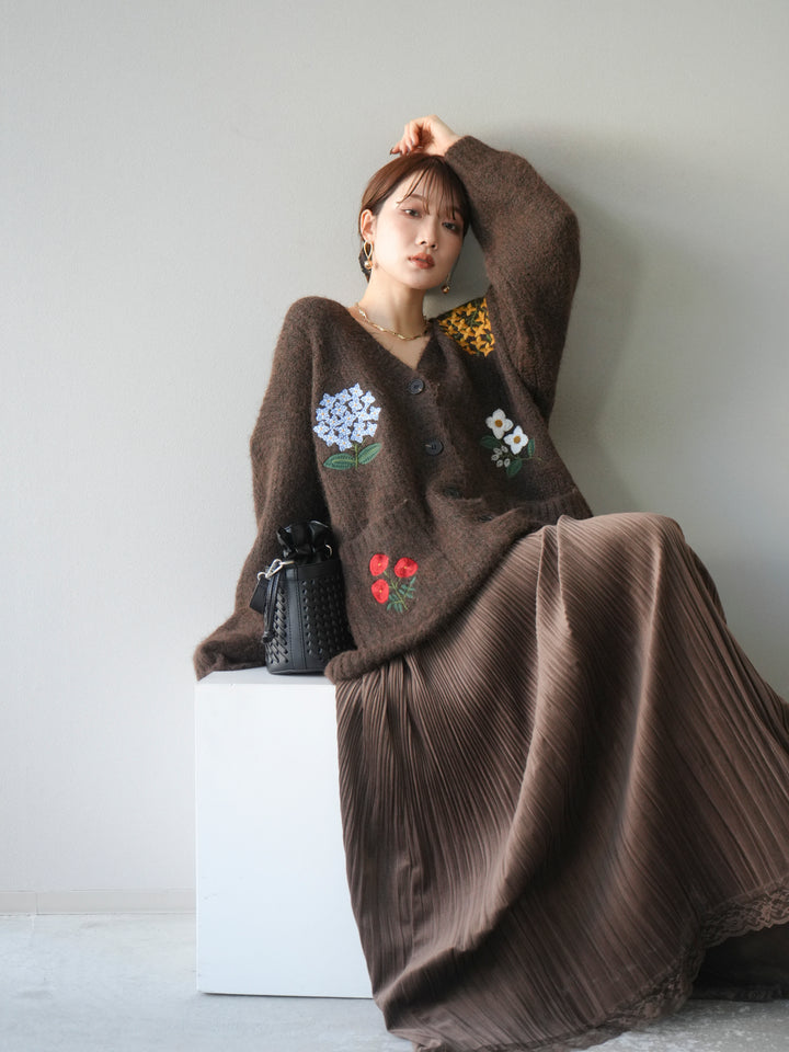 [予約]フラワー刺繍Vネックオーバーニットカーディガン/ブラウン