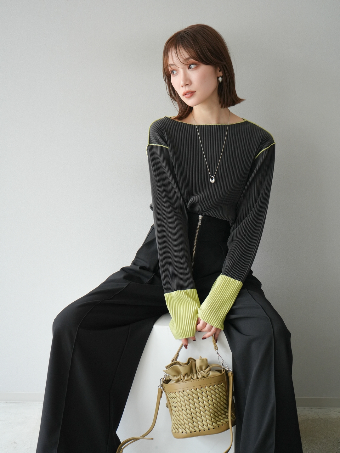 予約]バイカラープリーツトップス/チャコール – Lumier