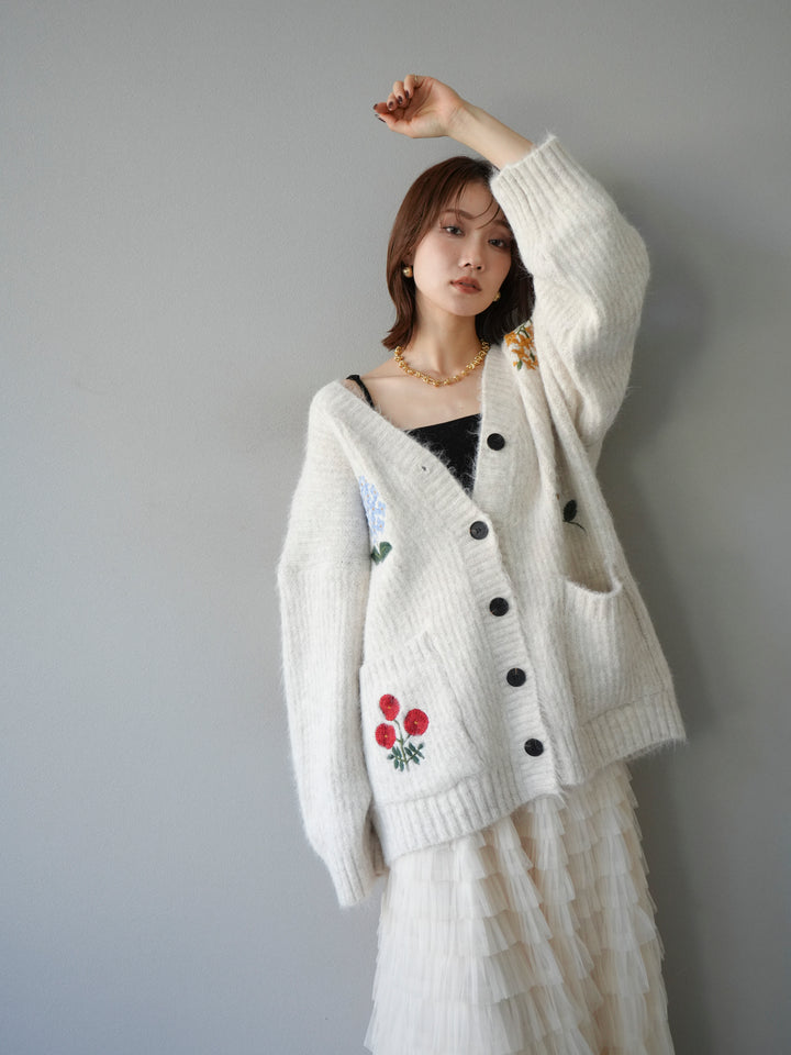 [予約]フラワー刺繍Vネックオーバーニットカーディガン/アイボリー