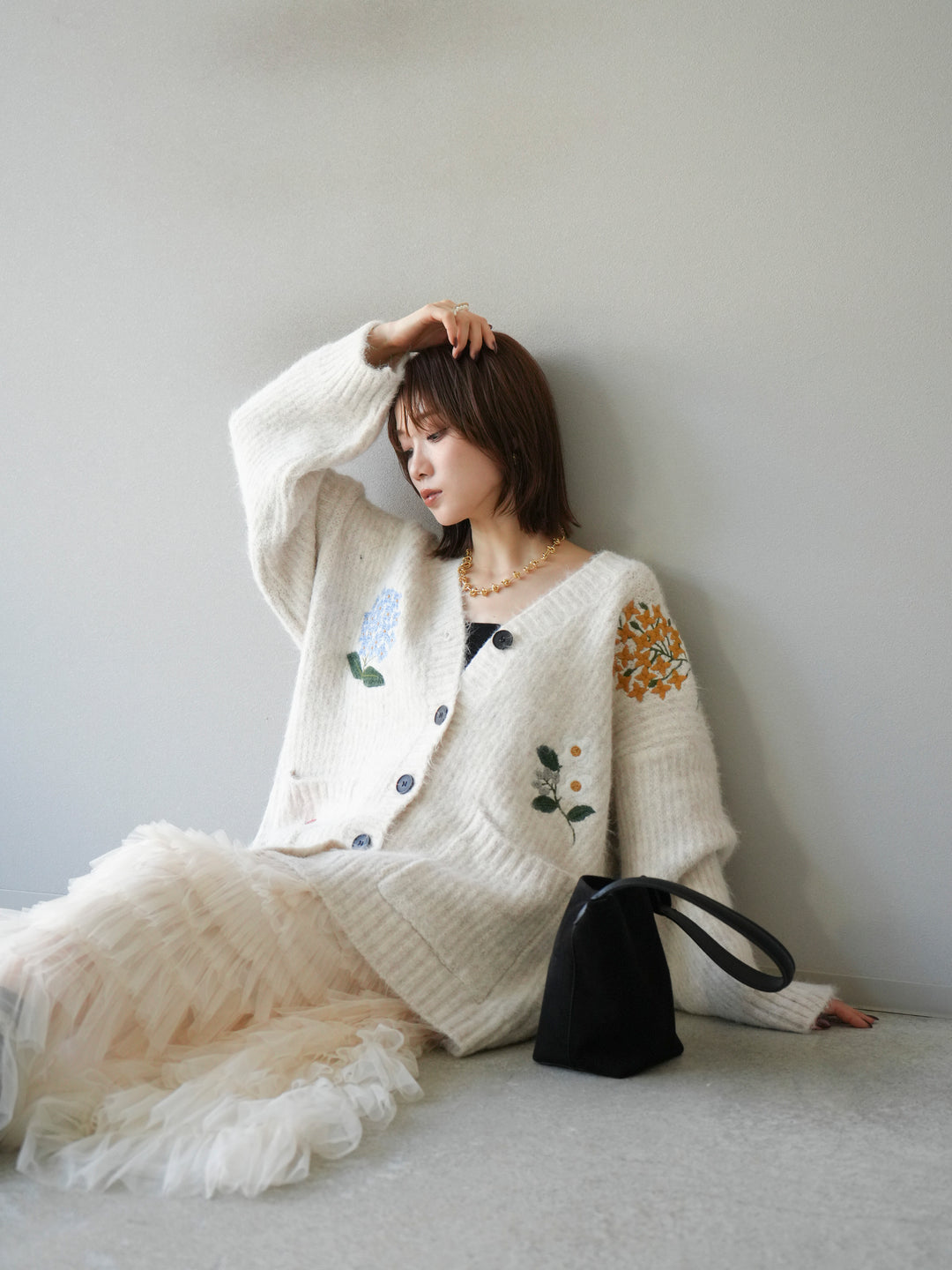 [予約]フラワー刺繍Vネックオーバーニットカーディガン/アイボリー