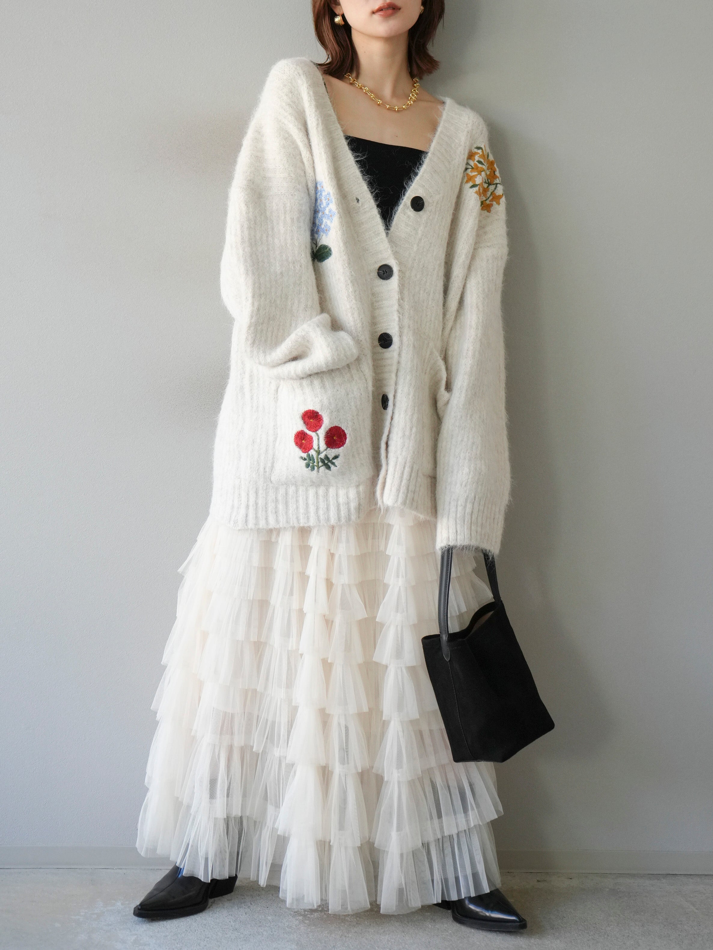 予約]フラワー刺繍Vネックオーバーニットカーディガン/アイボリー – Lumier