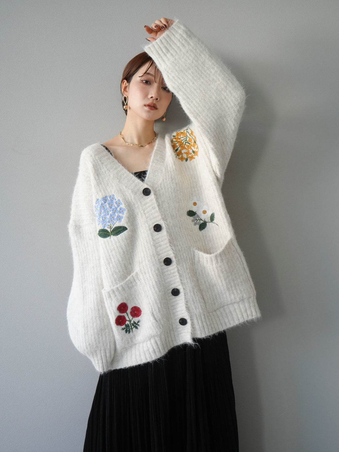 [予約]フラワー刺繍Vネックオーバーニットカーディガン/アイボリー