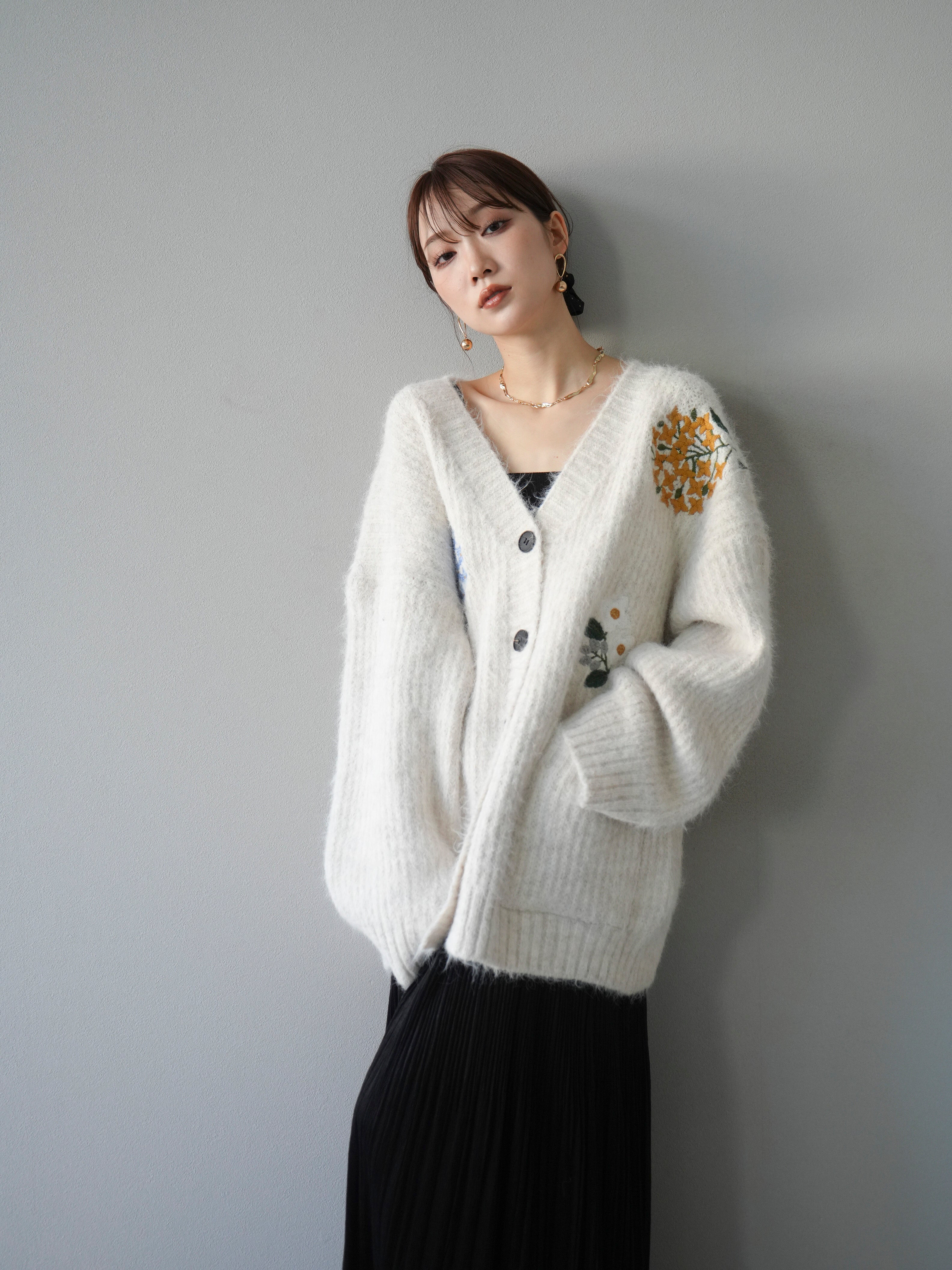 予約]フラワー刺繍Vネックオーバーニットカーディガン