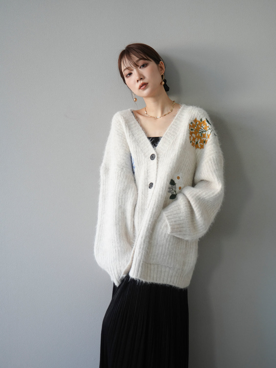 [予約]フラワー刺繍Vネックオーバーニットカーディガン/アイボリー