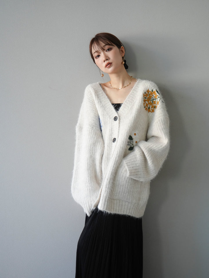 [予約]フラワー刺繍Vネックオーバーニットカーディガン/アイボリー