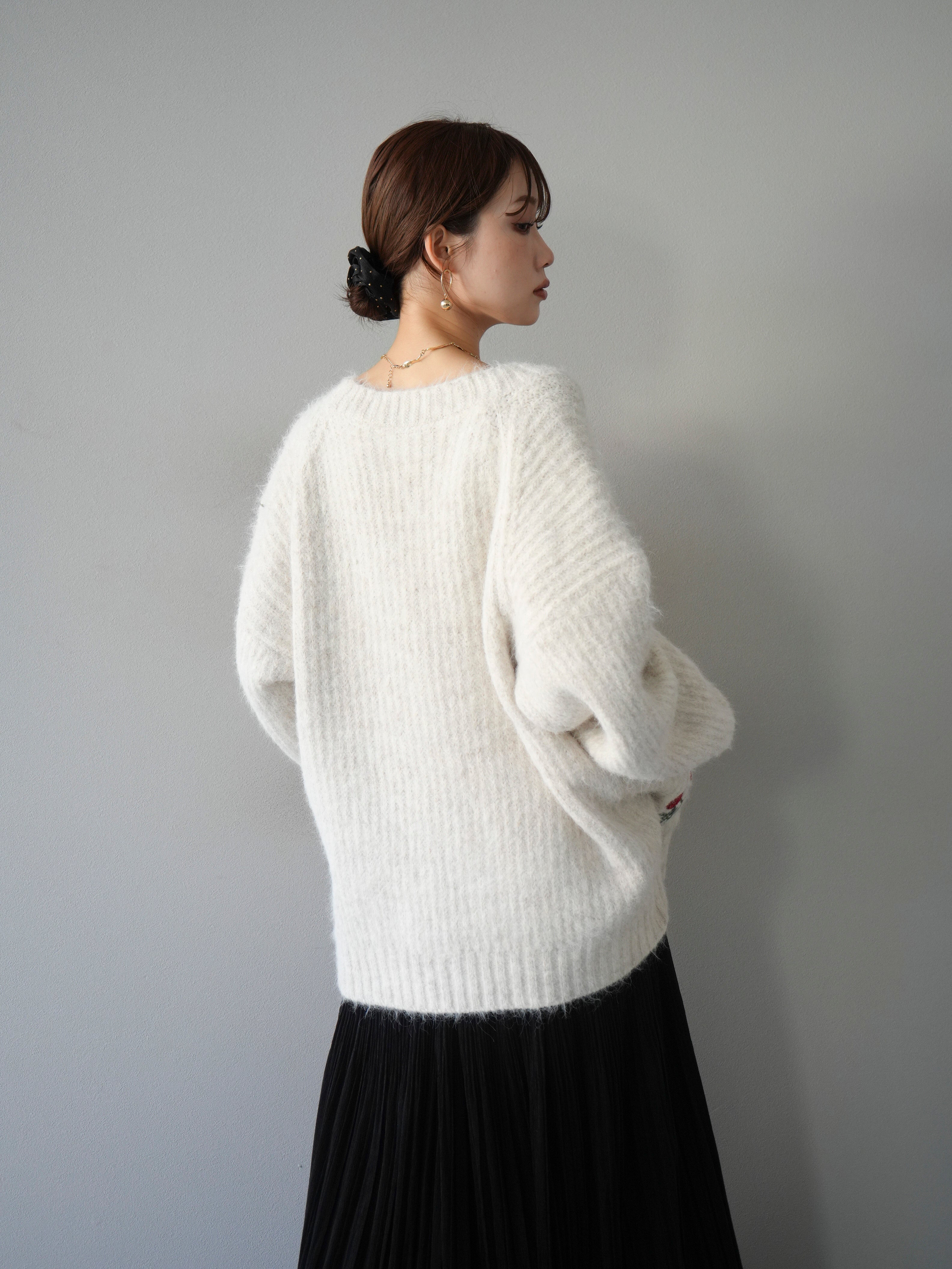 予約]フラワー刺繍Vネックオーバーニットカーディガン/アイボリー – Lumier