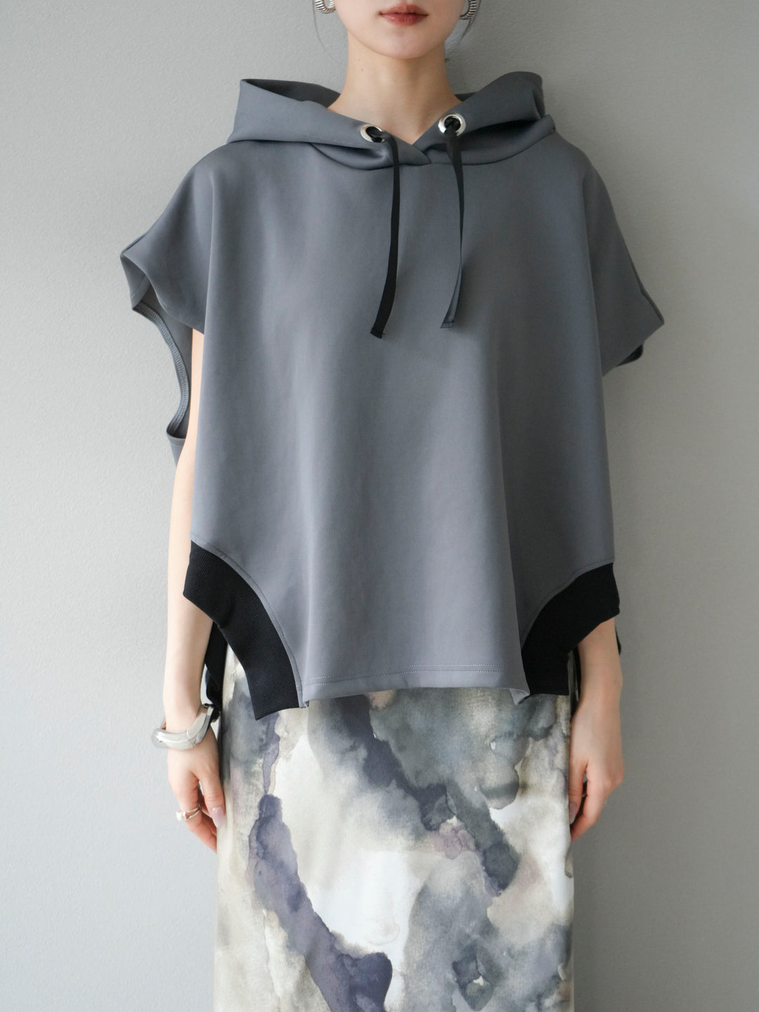 [予約]アシンメトリードルマンバックZIPフーディー/チャコール