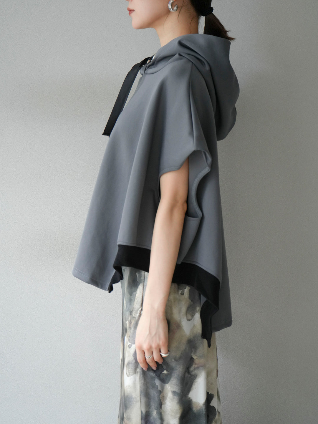 [予約]アシンメトリードルマンバックZIPフーディー/チャコール