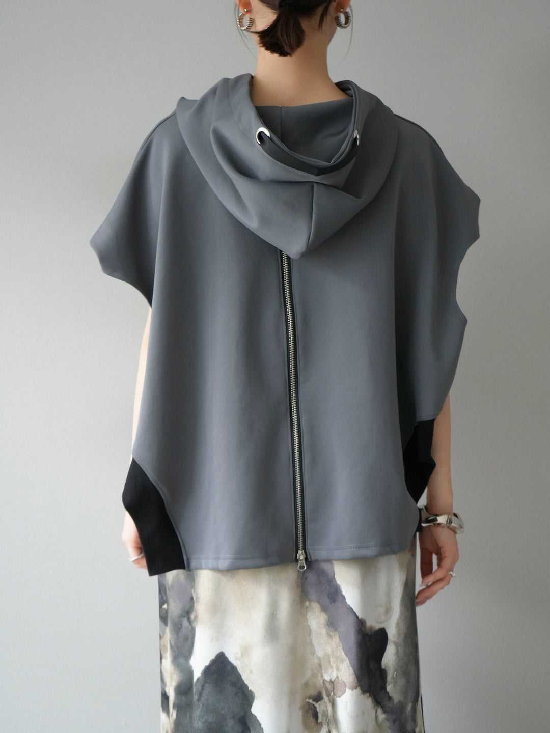 [予約]アシンメトリードルマンバックZIPフーディー/チャコール