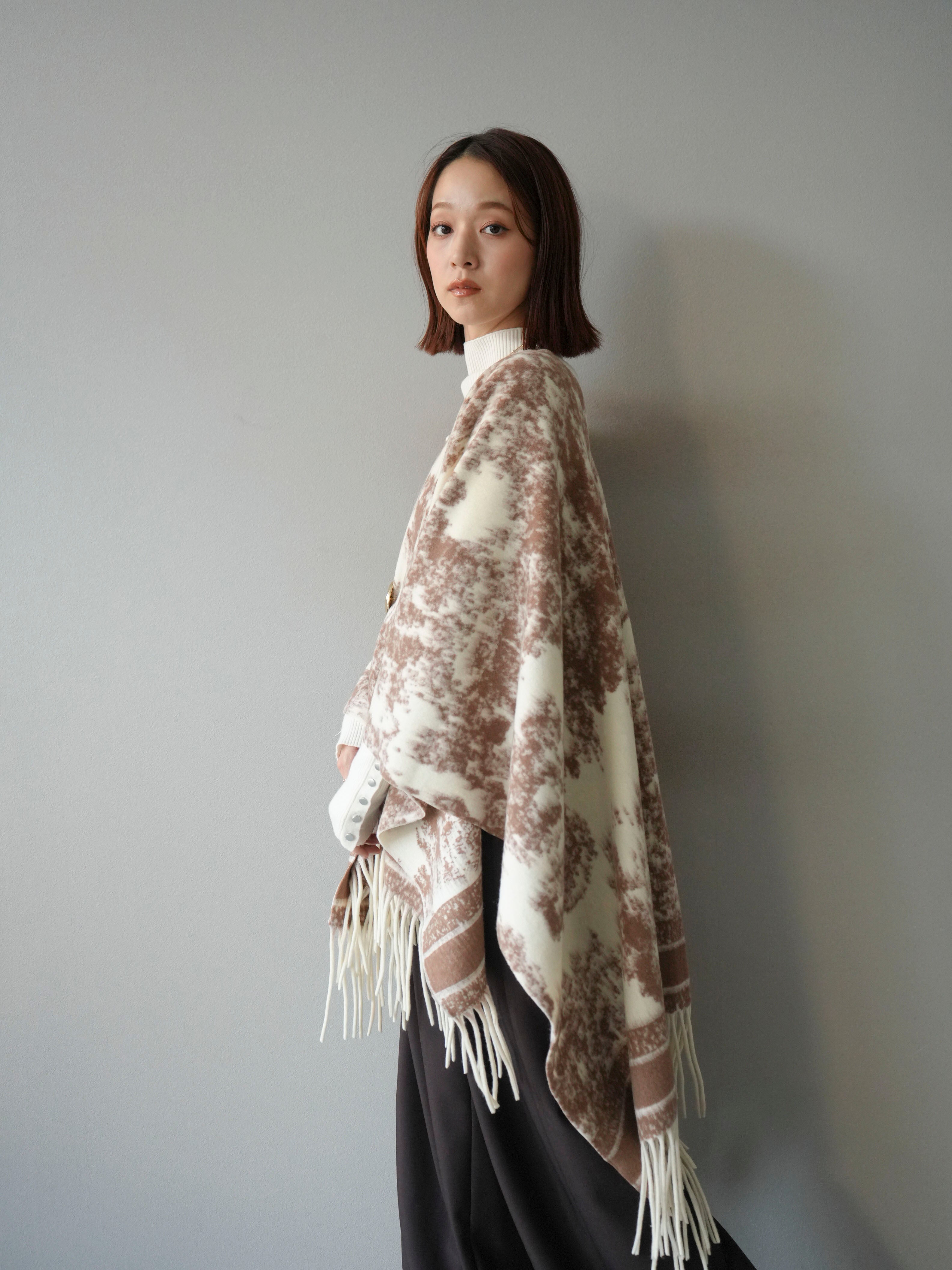 アブストラクト柄ストールポンチョ ミドル丈プードルボアベストLumier 予約]アブストラクト柄ストールポンチョ/アイボリー – Lumier