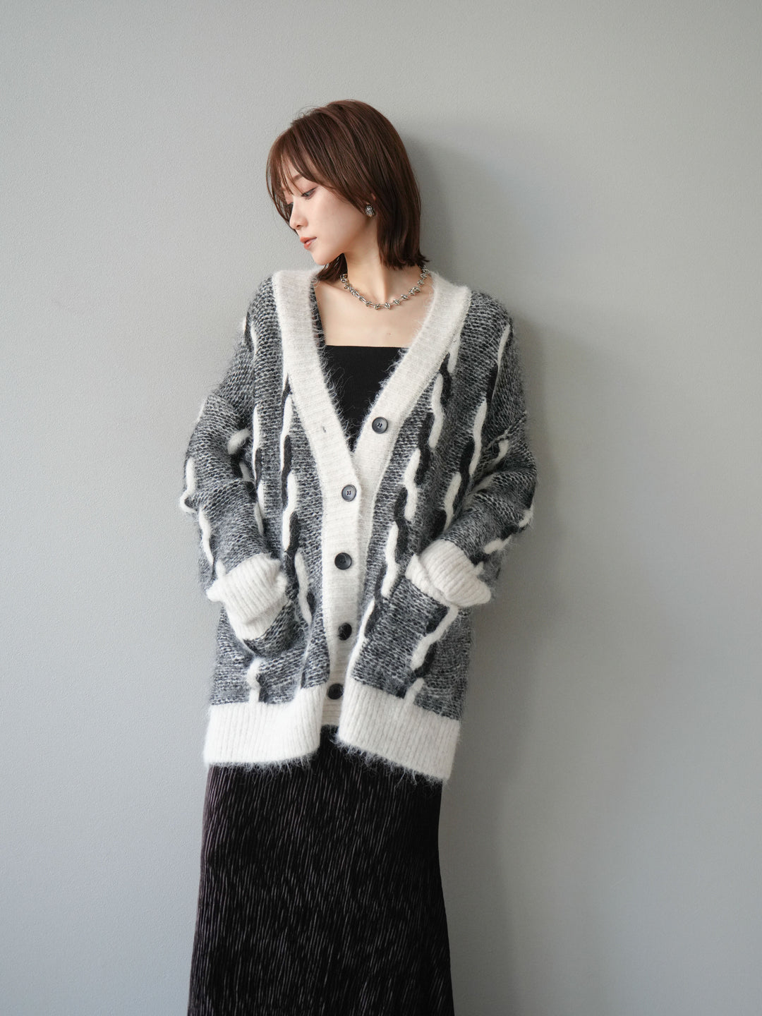 [SET]バイカラー編み込みデザインニットカーディガン+ベロアプリーツナロースカート(2set)