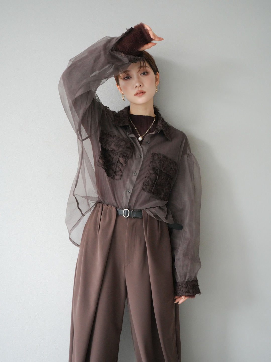 [SET]フリンジジャガード×チュールレイヤードシャツ+アームシャギーランダムリブニットトップス+ベルト付タックワイドパンツ(3set)