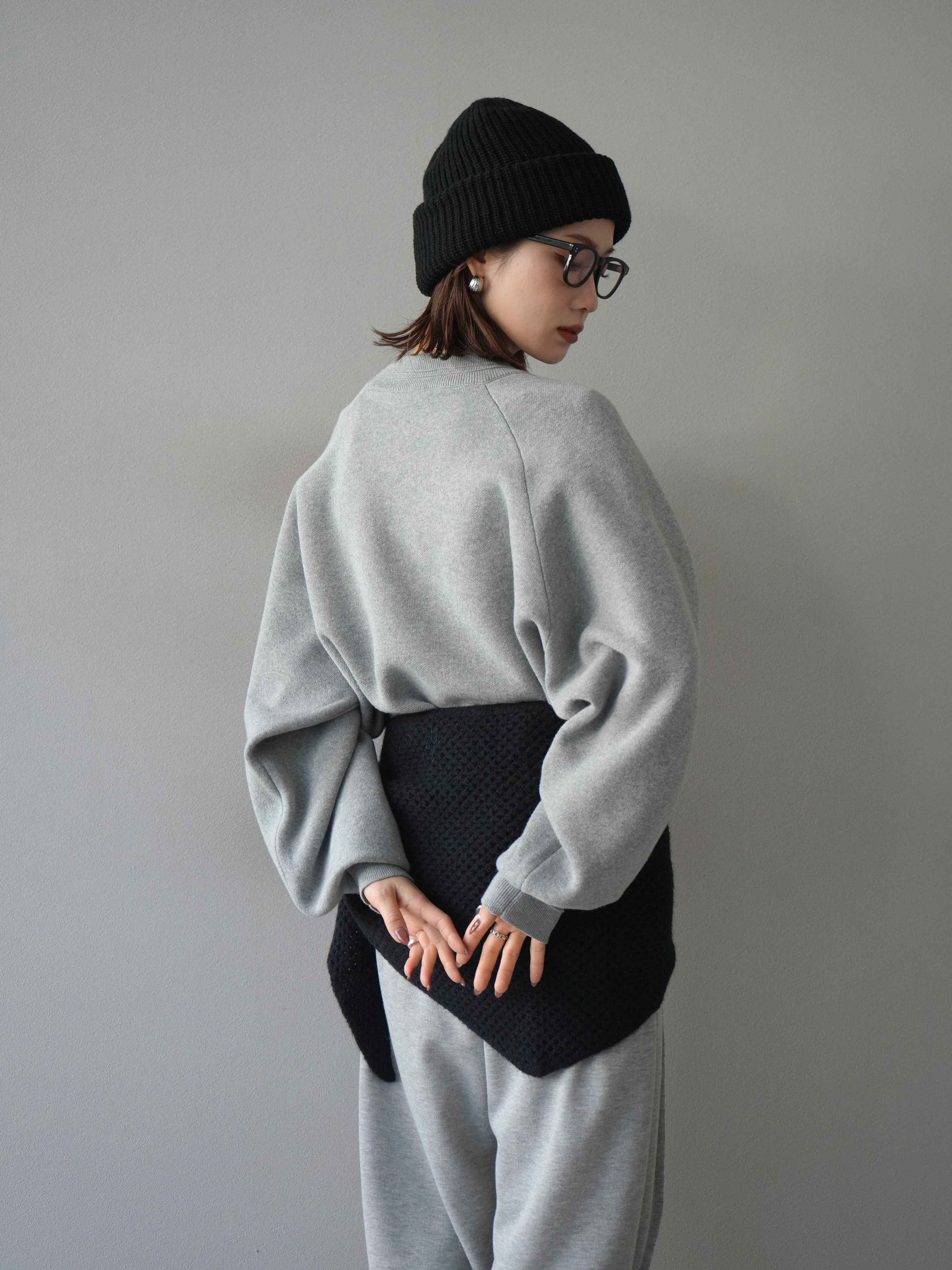 予約]スウェットライクビーズロゴ刺繍ニットプルオーバー/mokugray