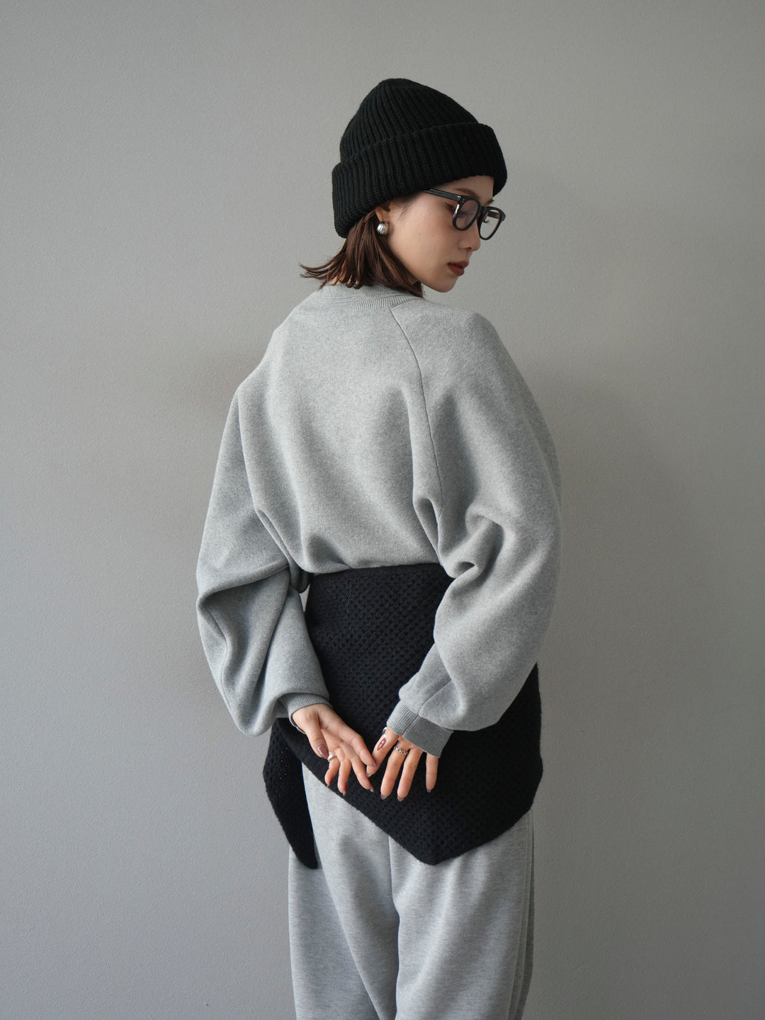 [予約]スウェットライクビーズロゴ刺繍ニットプルオーバー/mokugray