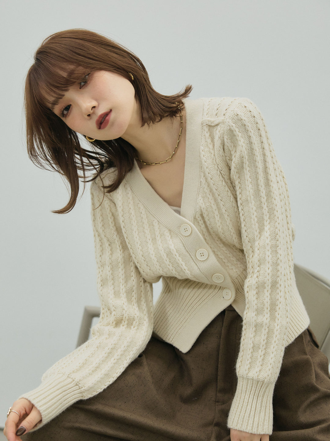 【Allure】[SET]編みこみVネックニットカーディガン+モックスカルゼサイドタックコクーンパンツ(2set)