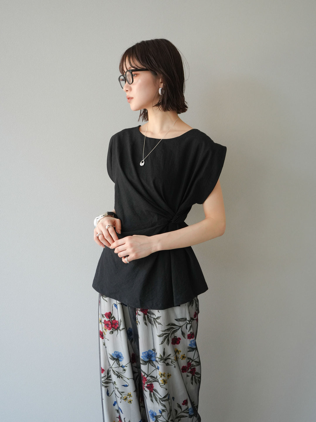 [SET] 側扭法式上衣+植物圖案休閒褲+繩繡薄紗疊穿褲（3件套裝）