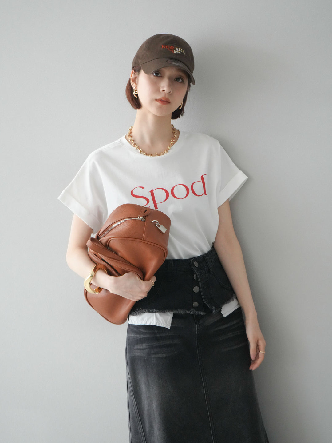 [予約]ドライタッチコットンバックラウンドヘムロゴTシャツ/オフ×レッド