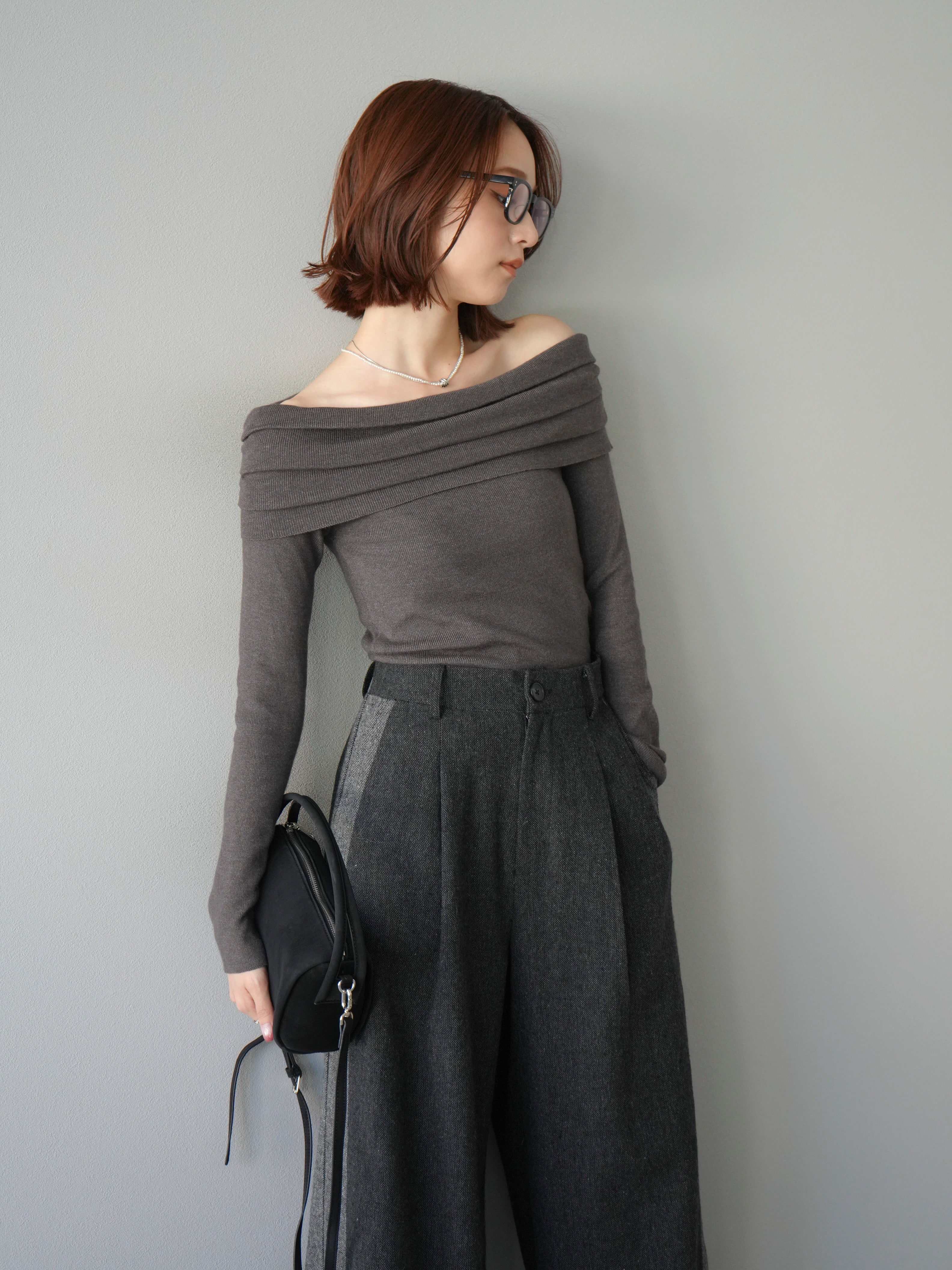 予約]オフショルニットプルオーバー/チャコール – Lumier