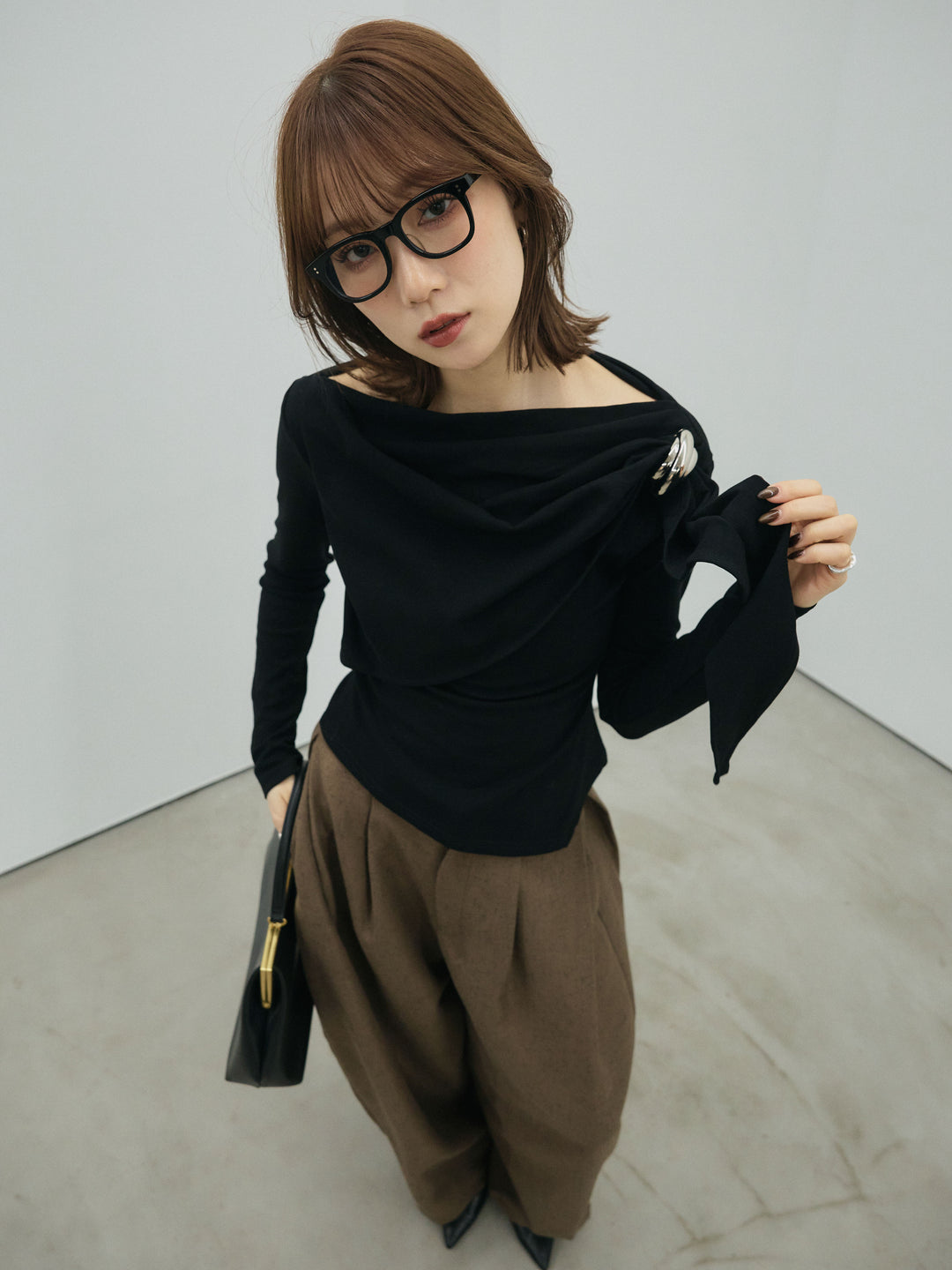 【Allure】[SET]ブローチ付ドレープ裏起毛トップス+モックスカルゼサイドタックコクーンパンツ(2set)