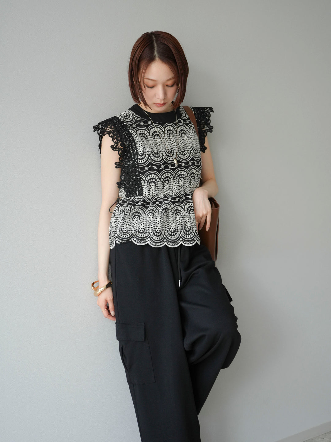 [SET] 扇貝刺繡蕾絲上衣 + 腰線側袋運動褲（2 組）