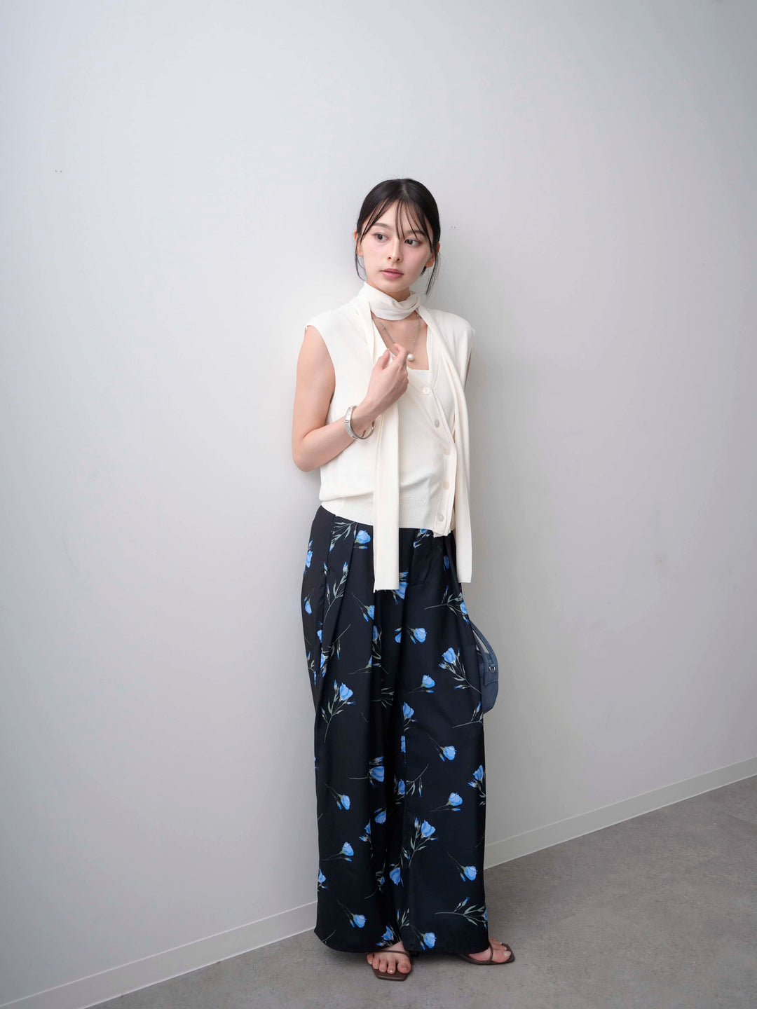[SET]ネックレイヤードアシメニットベスト+フラワープリントドレープタックパンツ(2set)