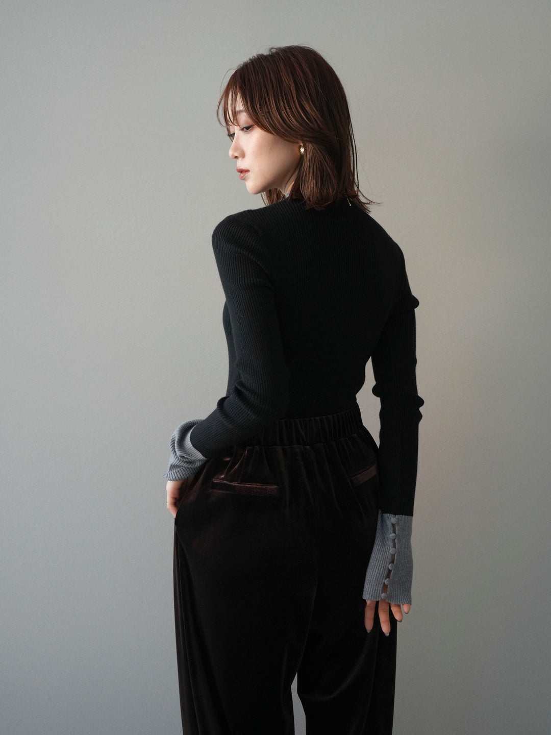 [予約]袖ボタンハイネック配色リブニットトップス/black