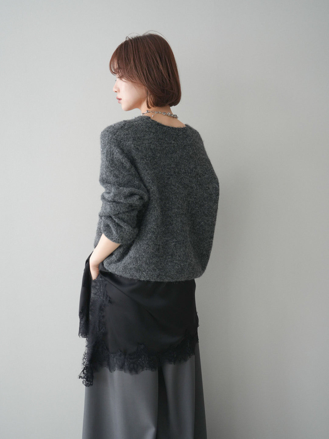 [SET]パール×ビジューVネックニットプルオーバー+アシンメトリーサテンレースキャミソール+テープベルトタックバギーパンツ(3set)