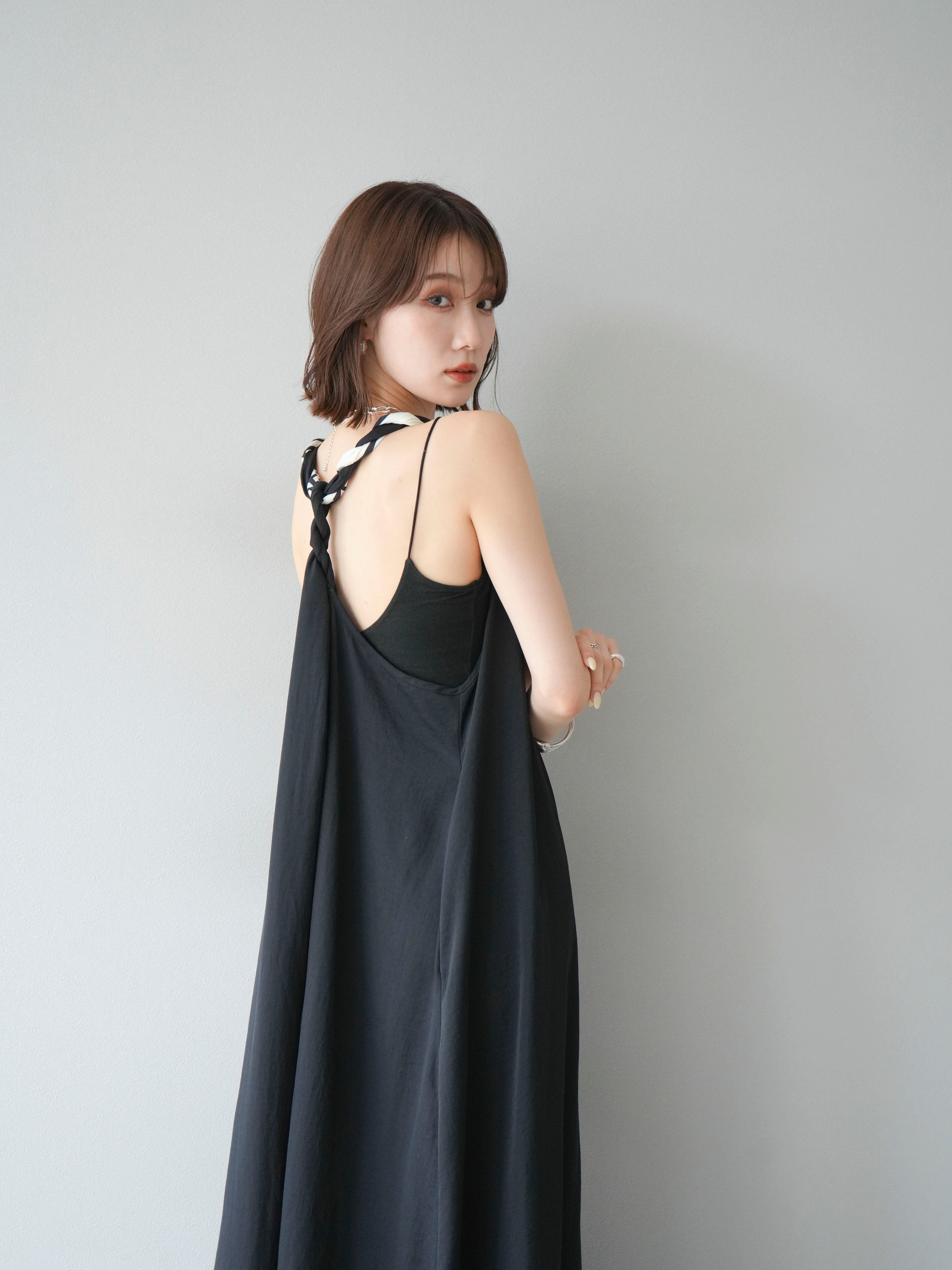 予約]スカーフデザインワンピース/ブラック – Lumier