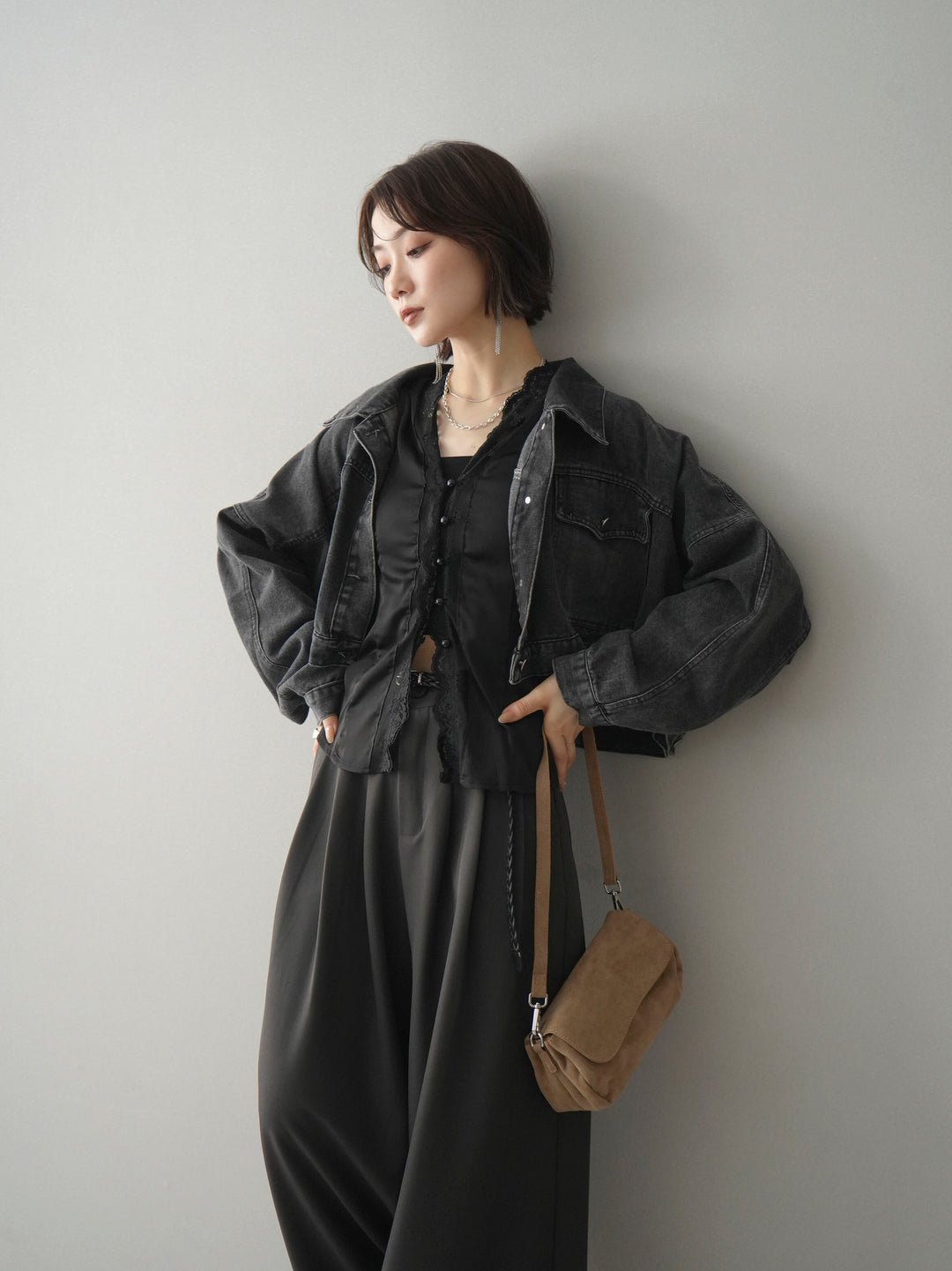 [SET]デニムショートシャツジャケット+ノースリサテンレースキャミソール+編み込みベルト付タックワイドパンツ(3set)