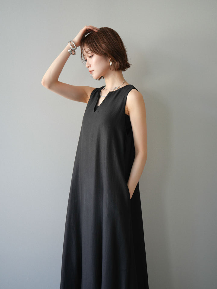 [予約]スキッパーフレアノースリーブワンピース/black
