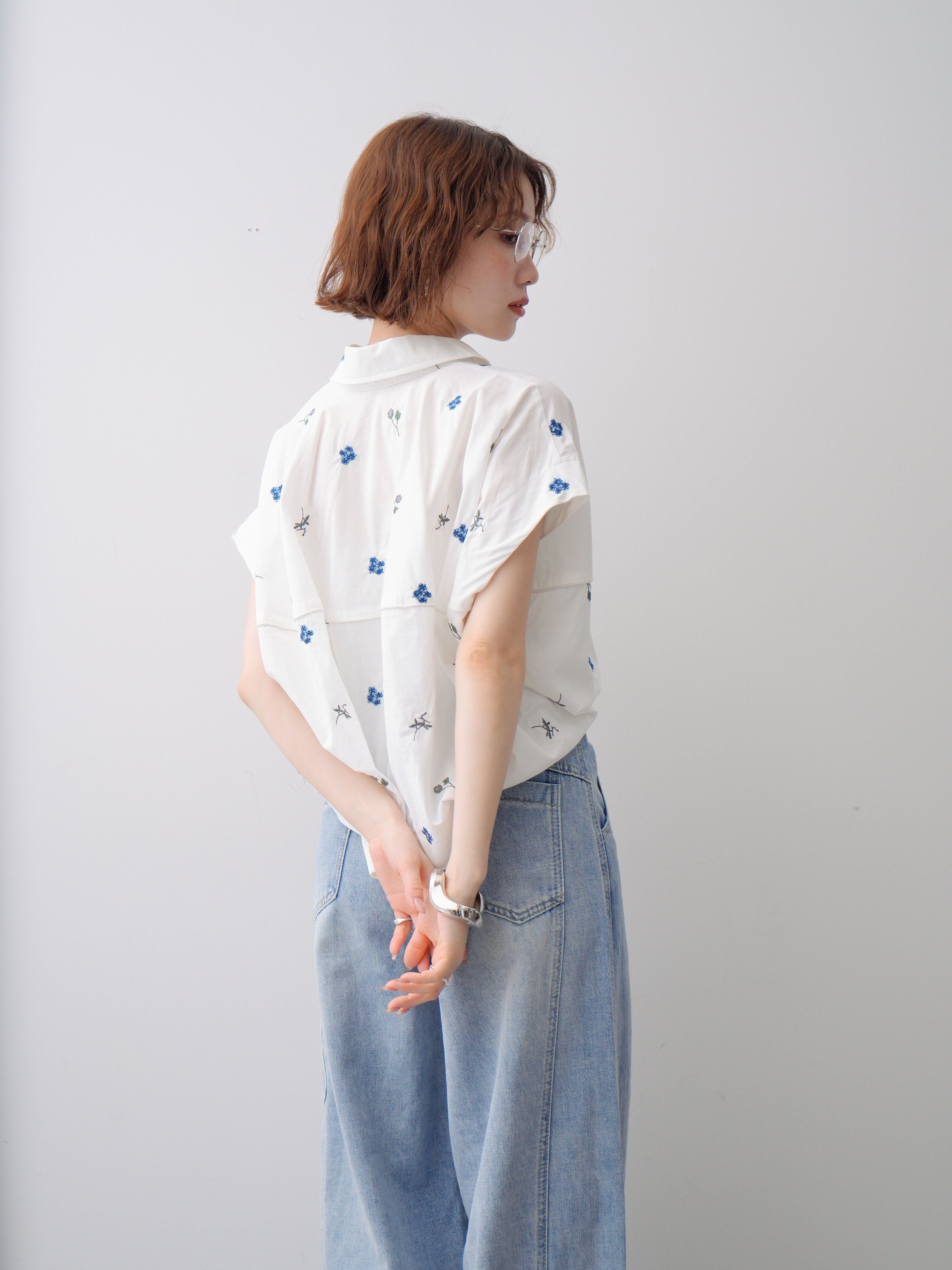 予約]フラワー刺繍ランタンノースリシャツ/off – Lumier