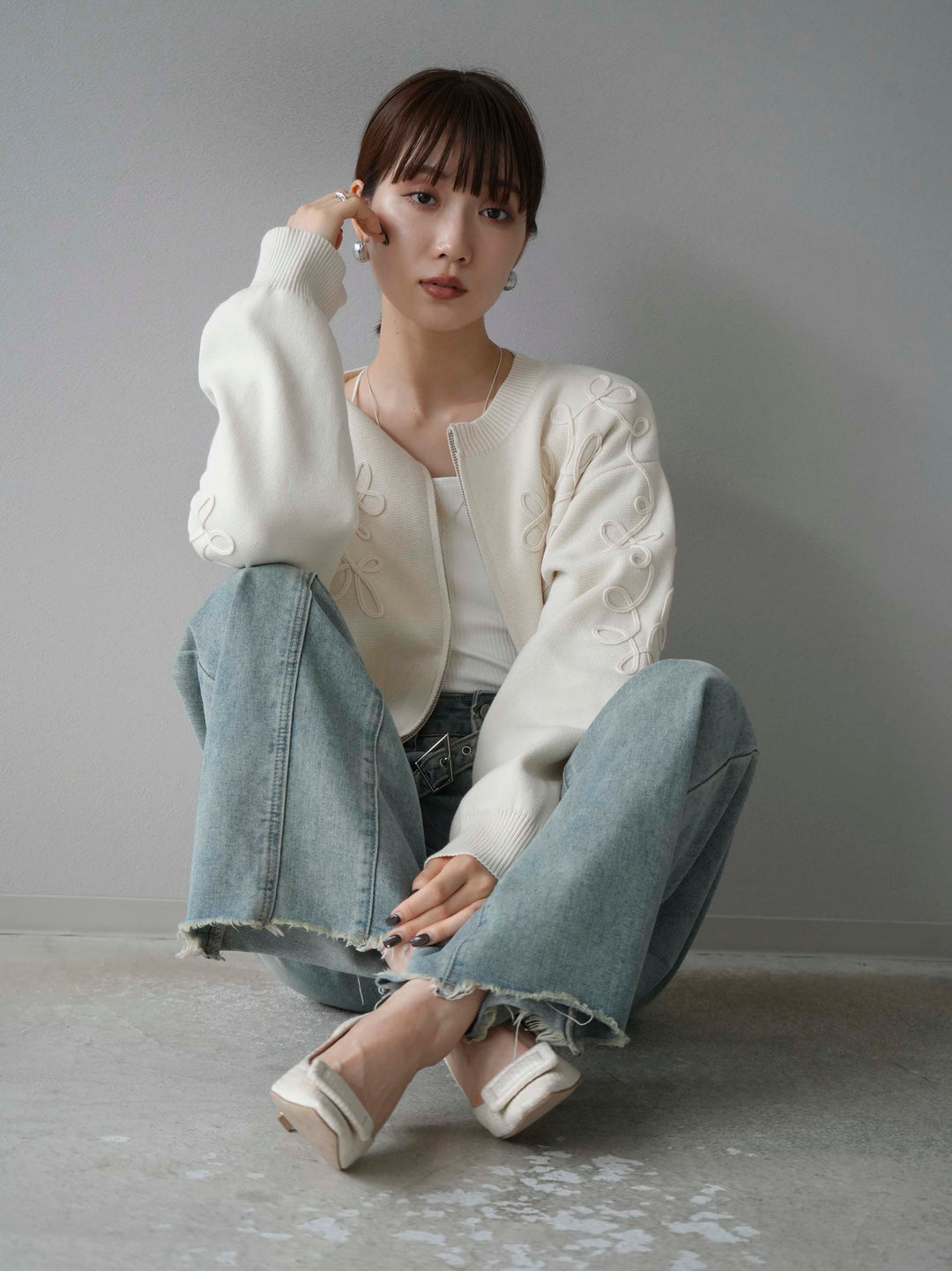 [SET]コード刺繍コットンニットジップカーディガン+ダブルストラップカットリブブラキャミソール+ベルトアシンメトリーダメージデニム(3set)