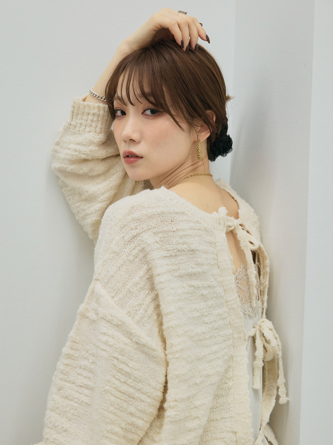 【Allure】[SET]バックリボンニュアンスブークレニットプルオーバー+ループデザインツイルワイドパンツ+サテンレースキャミソール(3set)