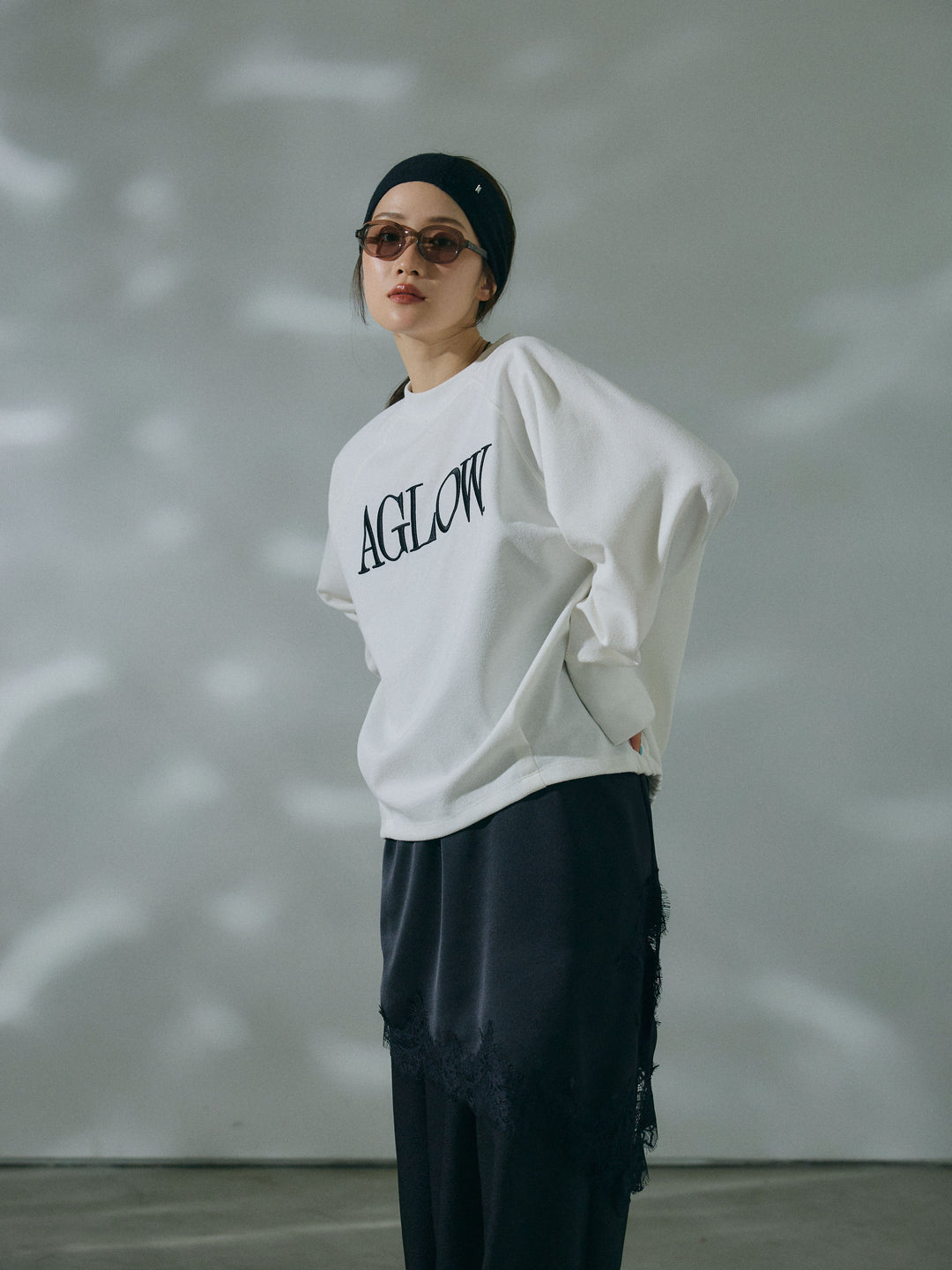 【Allure】[SET]ブークレダンボールロゴ刺繍プルオーバー+ワッシャーサテンタックジョガーパンツ(2set)