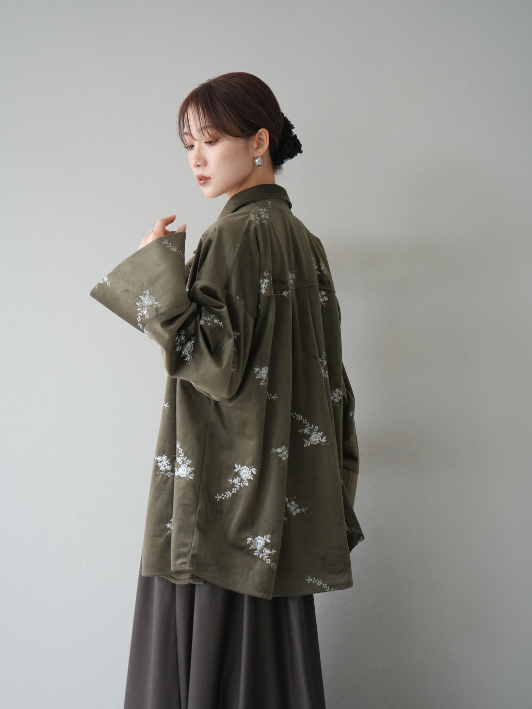 [予約]ベロアフラワーエンブロイダリーシャツ/ブラウン