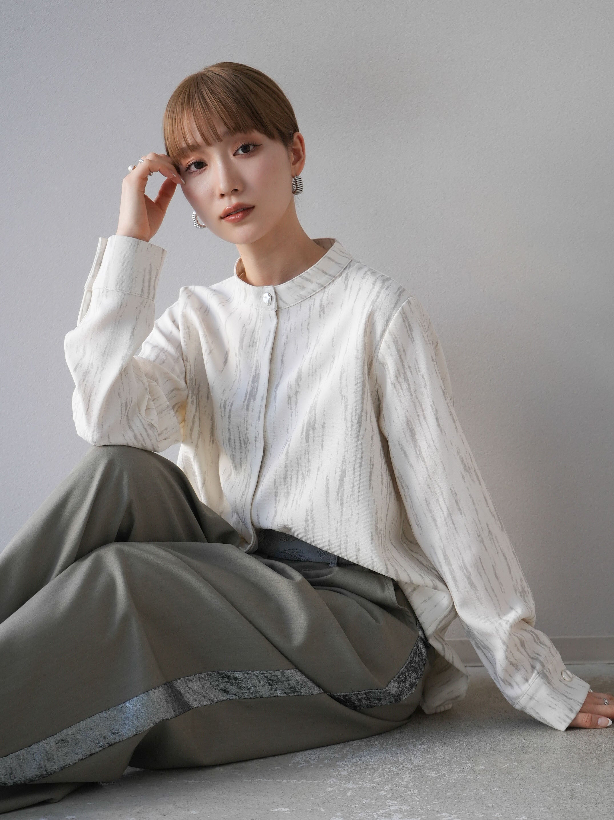 予約]水彩柄バンドカラーシャツ/アイボリー – Lumier