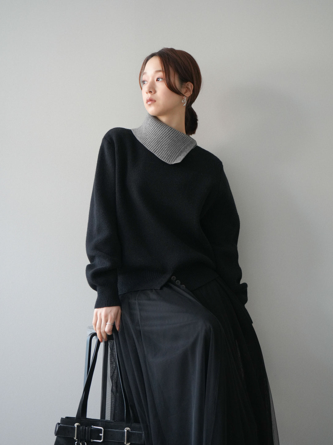 [予約]デザインネックバイカラーニットプルオーバー/black