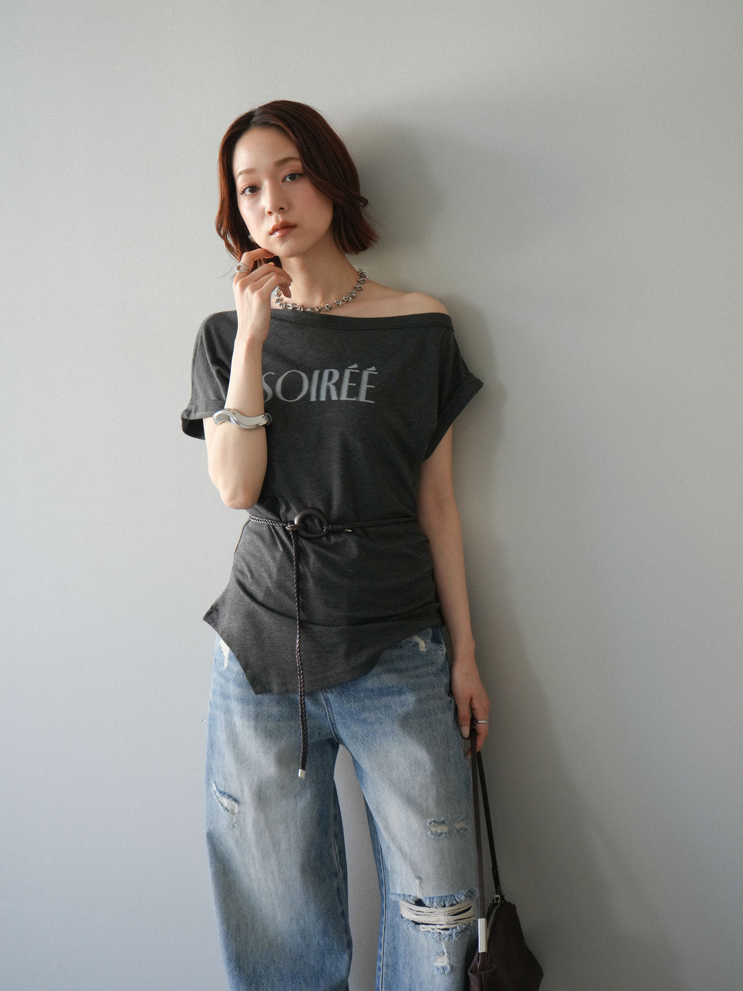 [予約]ベルト付きアシンメトリーロゴTEE/charcoal