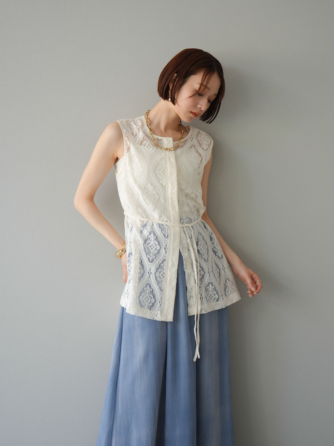 [SET] 緞面滾邊蕾絲無袖上衣 + nuance 透視喇叭裙 (2 套)