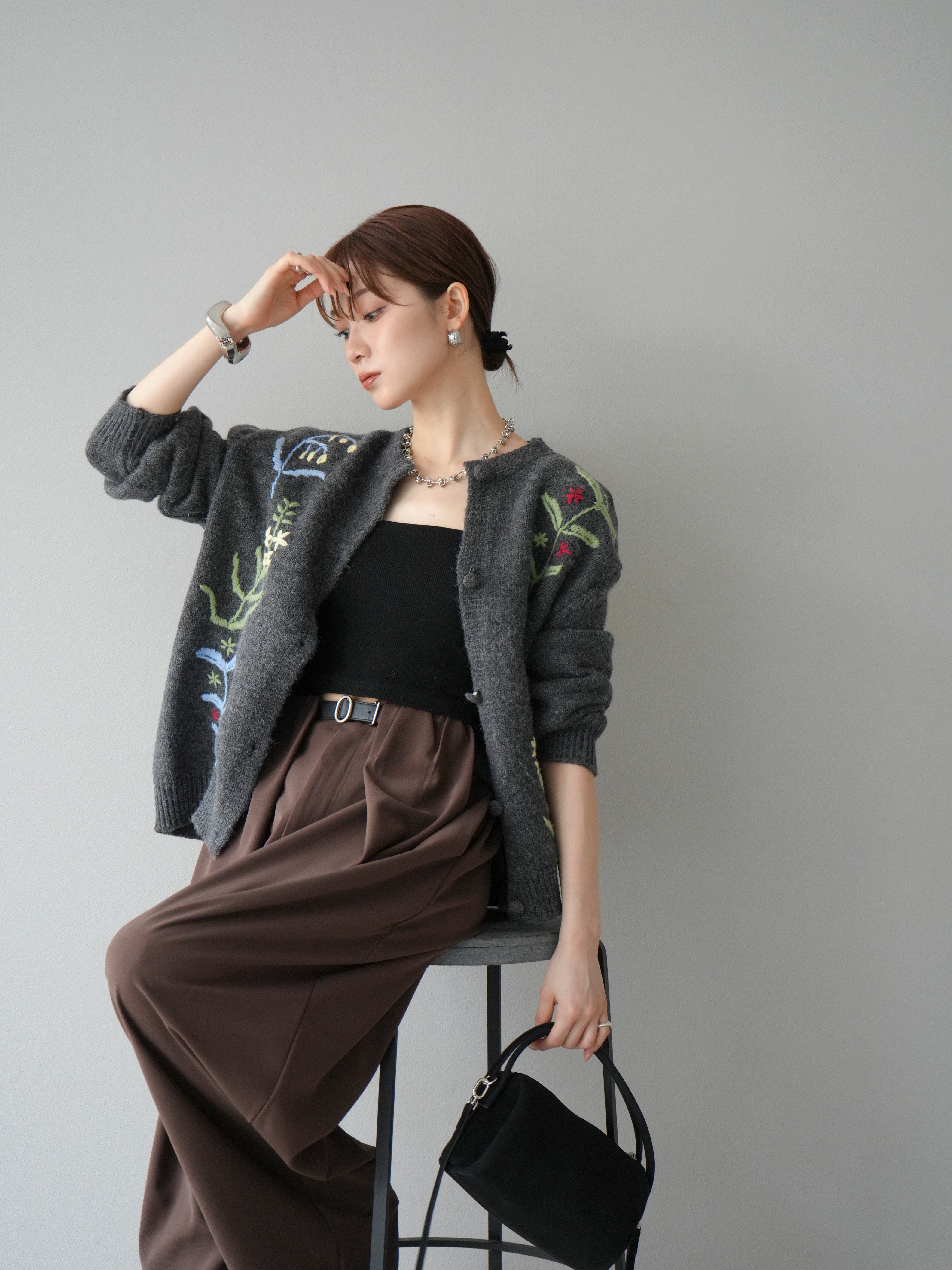 予約]フラワー刺繍ニットカーディガン/チャコール – Lumier