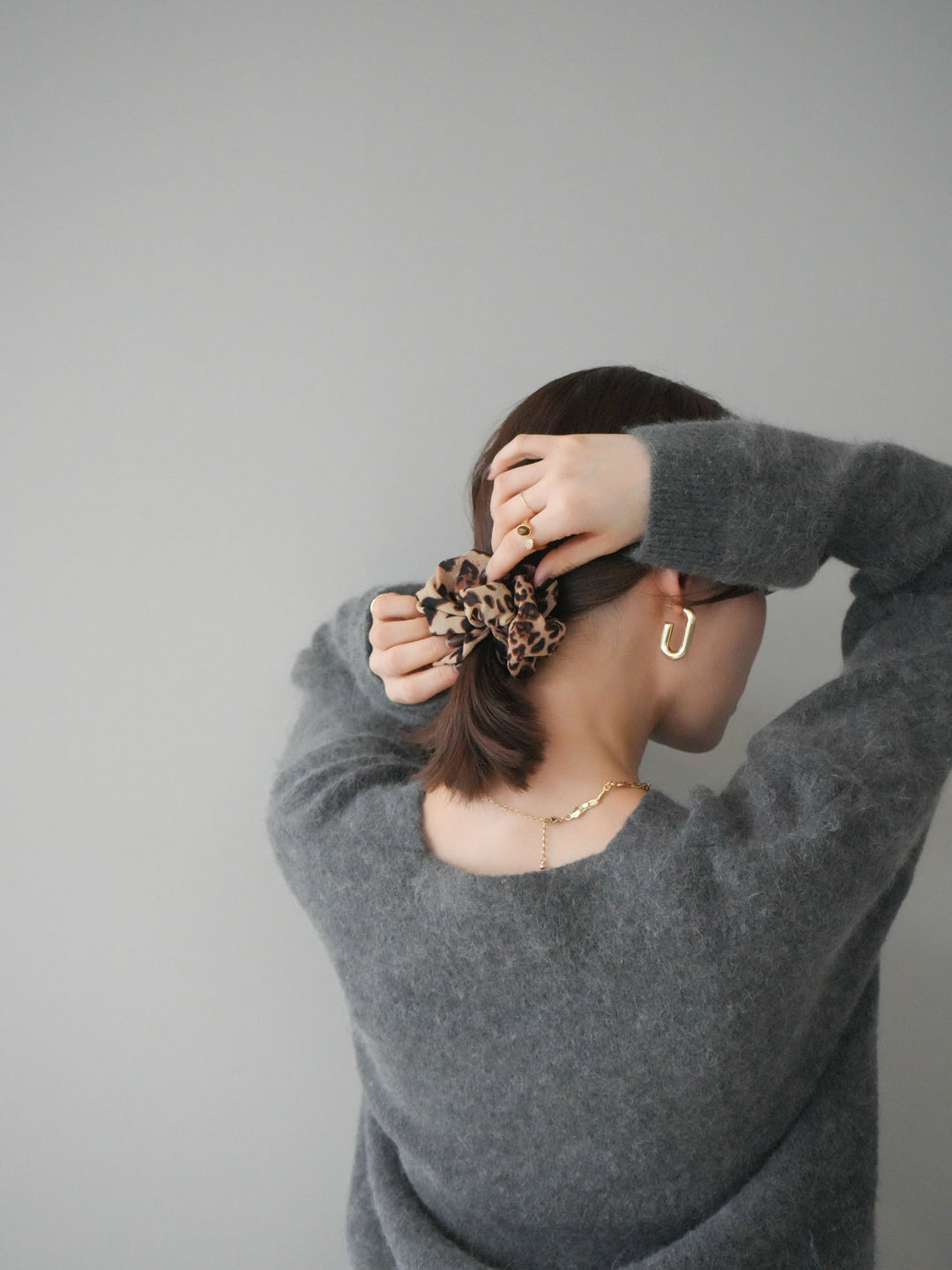 [予約]シュシュ付きアンゴラタッチVネックニットプルオーバー/gray