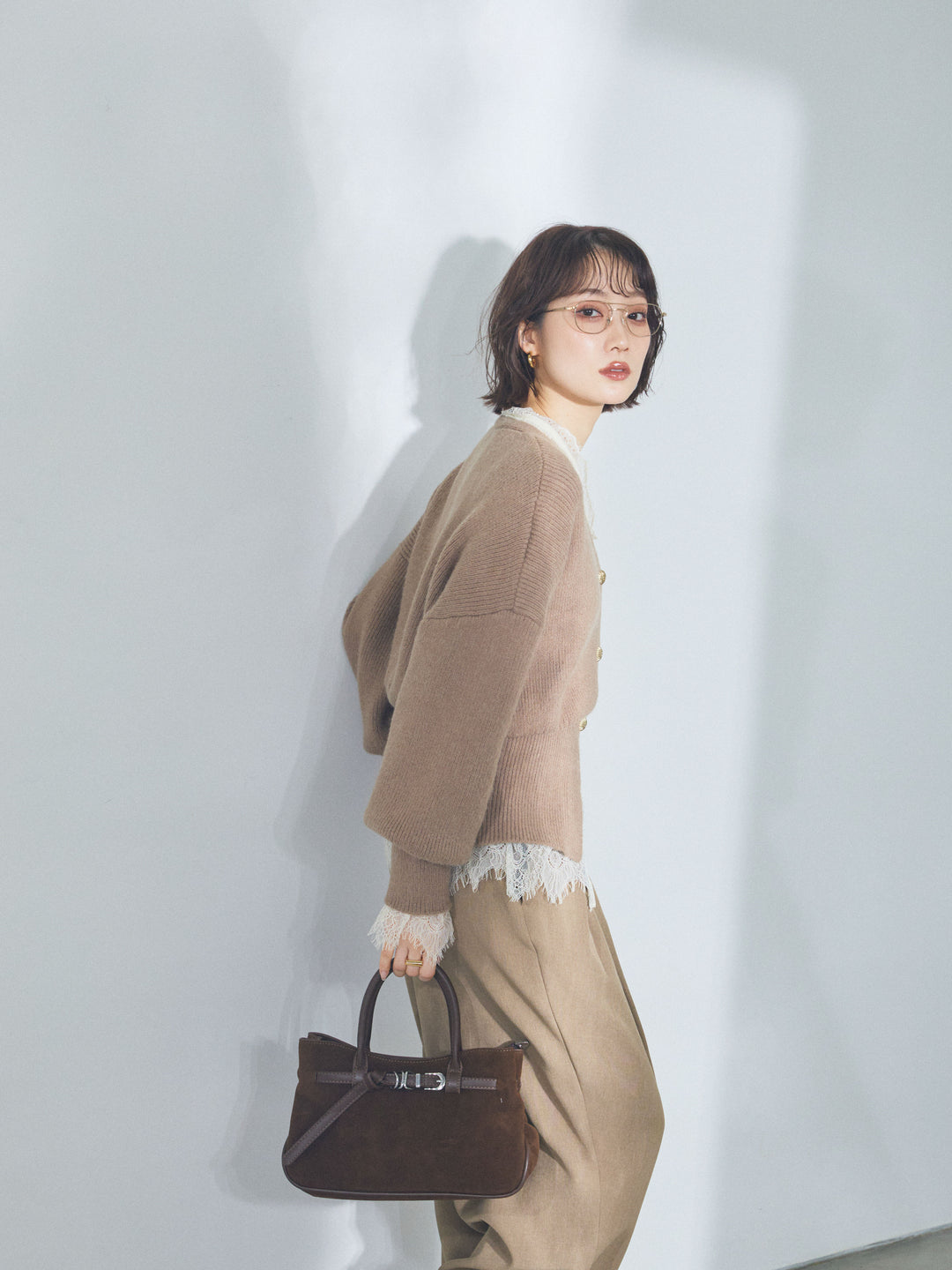 【魅力】[套裝] 金色紐帶針織開襟衫 x 蕾絲襯衫套裝 + 不對稱腰部收腰褲（兩件套）